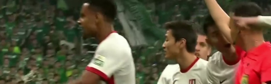 B体育-2-1！北京国安轰然倒下，韦世豪逃脱红牌+补时绝杀，成都蓉城登顶