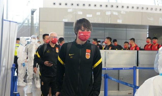 B体育首页-中国男足团队58人飞赴阿联酋 包括六个保障团队