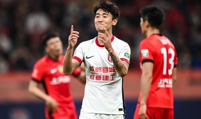 以硬碰硬掀翻海港！成都蓉城上海滩扬威直追申花